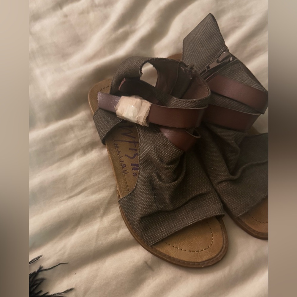 NWT Blowfish Tan and Brown Sandals - Picture 2 of 6